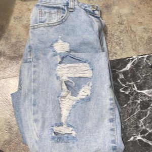 Loose ripped jeans